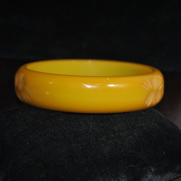 Vintage Carved Pea Green Bakelite Bangle - Picture 2 of 8